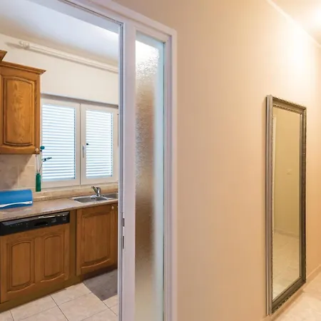Апартаменты Stunning In With Kitchen