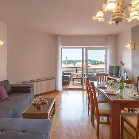 Апартаменты Stunning In With Kitchen